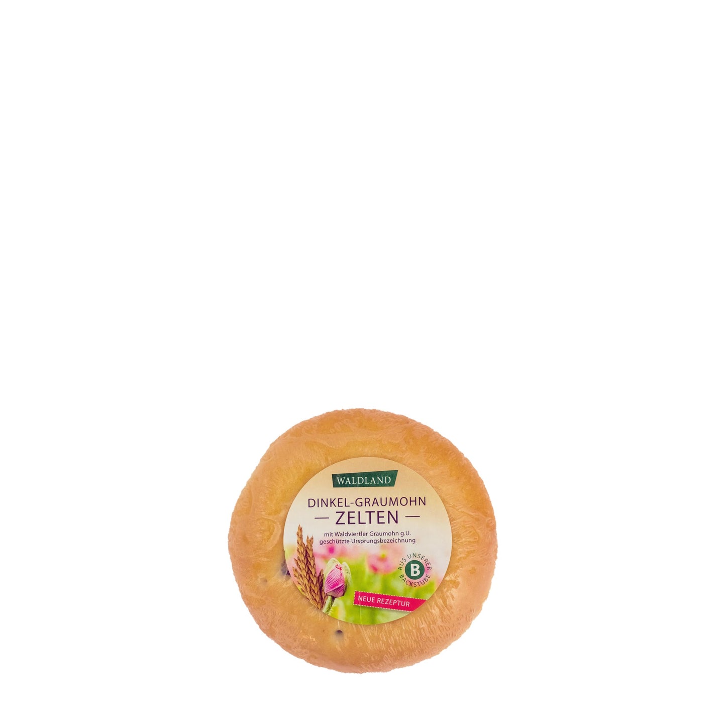 Der runde Dinkel-Graumohnzelten, in transparenter Folie verpackt liegt auf weißem Untergrund, umgeben von verstreuten Mohnsamen. Auf der Verpackung befindet sich ein Etikett mit der Aufschrift "Waldland Dinkel-Graumohnzelten – regionale Spezialität" sowie einer Abbildung von aufblühenden rosa Mohnblüten und einer Dinkelähre. Im Hintergrund sind angeschnittene Weißmohnzelten, wo die saftige Füllung zu sehen ist.