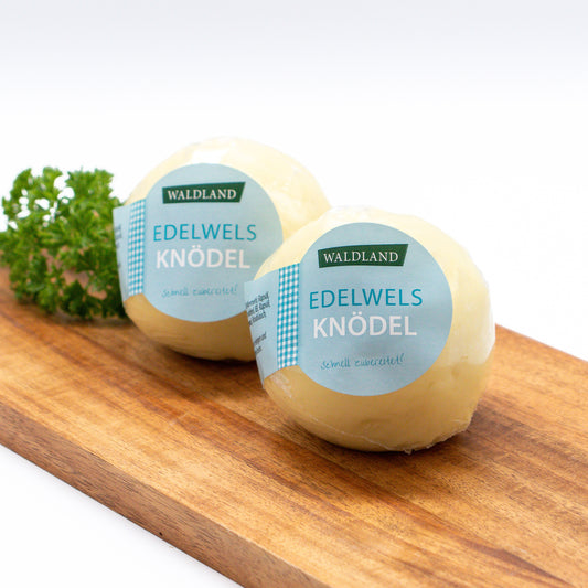 Edelwelsknödel eingeschweißt verpackt und mit einem Produktetikett versehen. 