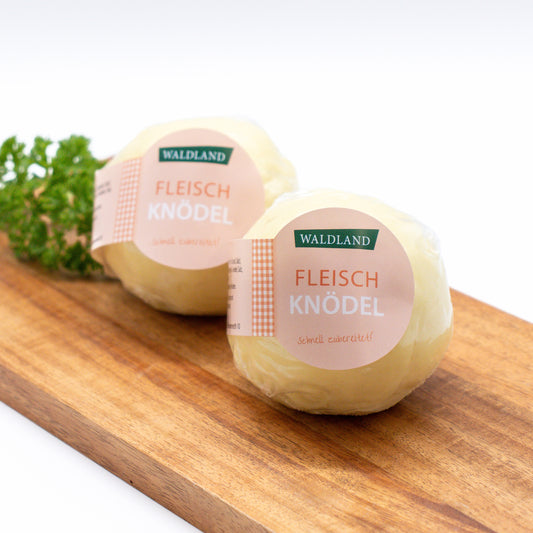 Fleischknödel eingeschweißt verpackt und mit einem Produktetikett versehen. 