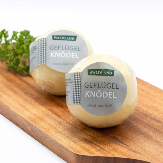 Geflügelknödel eingeschweißt verpackt und mit einem Produktetikett versehen. 