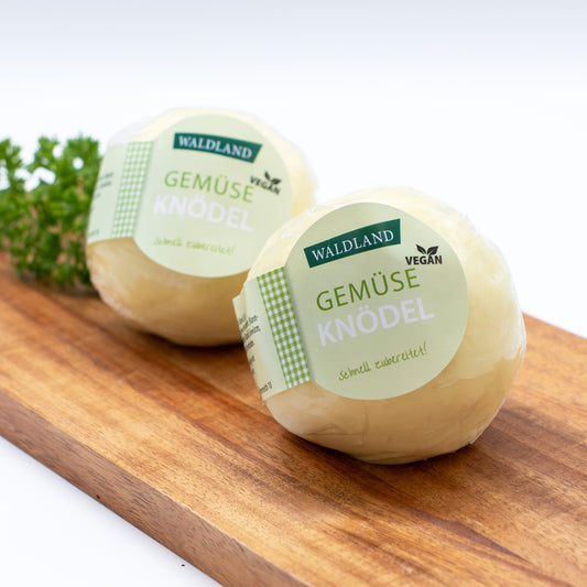 Gemüseknödel eingeschweißt verpackt und mit einem Produktetikett versehen. 