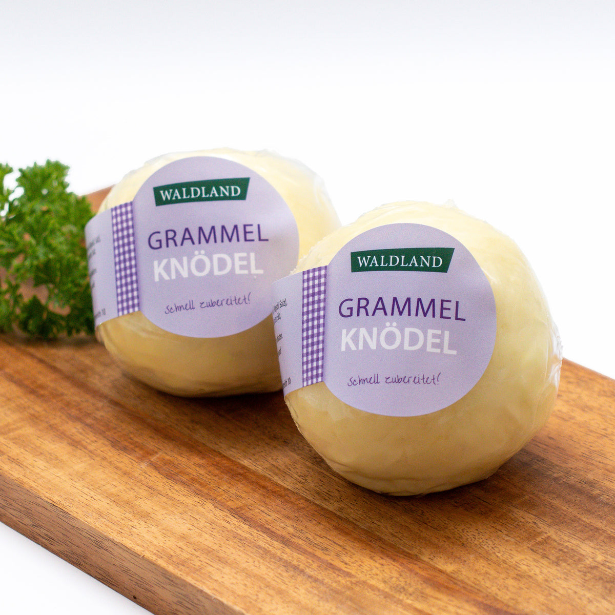 Grammelknödel eingeschweißt verpackt und mit einem Produktetikett versehen. 