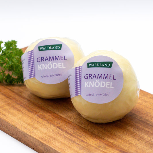 Grammelknödel eingeschweißt verpackt und mit einem Produktetikett versehen. 