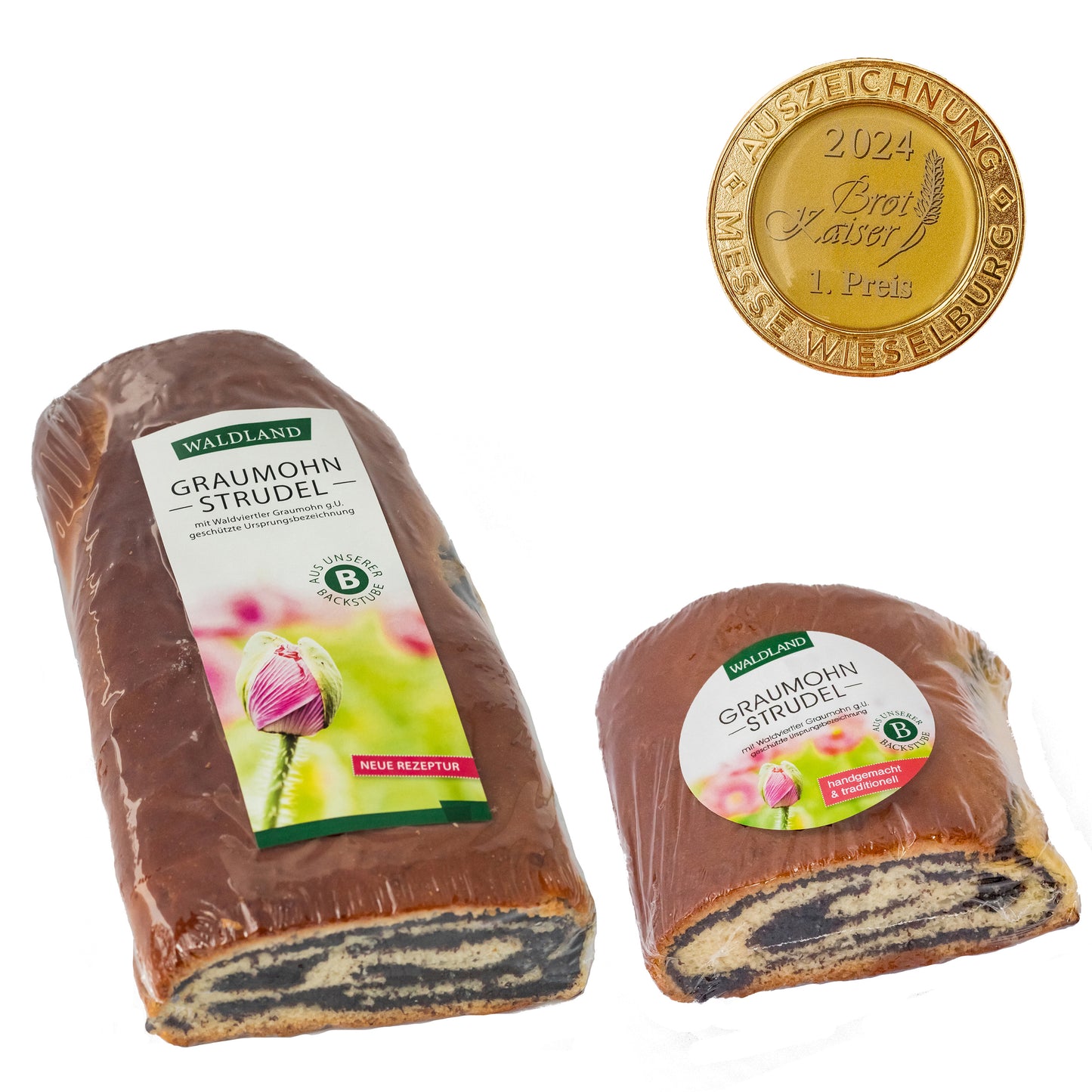 Der längliche Graumohnstrudel in transparenter Folie verpackt liegt auf weißem Untergrund. Auf der Verpackung befindet sich ein rechteckiges Etikett mit einer rosa aufblühenden Mohnblume und folgender Aufschrift "Waldland Graumohnstrudel – mit Waldviertler Graumohn g.U. geschützte Ursprungsbezeichnung"