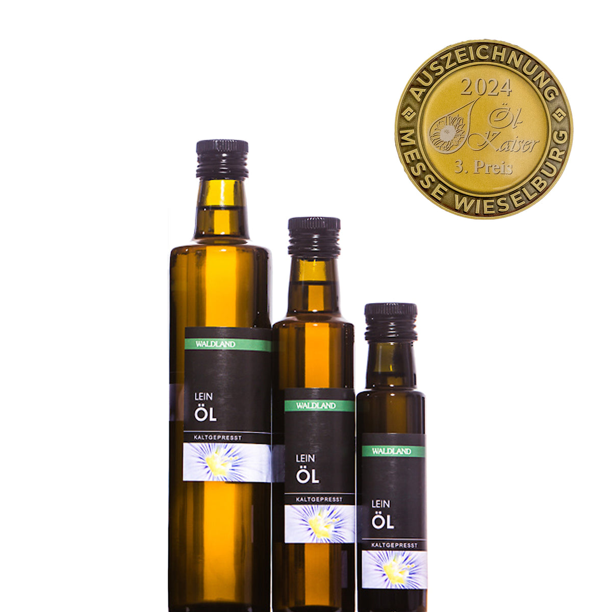 3 Dunkle Glasflasche befüllt mit kaltgepresstem Lein Öl in verschiedenen Mengeneinheiten. Auf den Flaschen befindet sich ein Produktetikett.