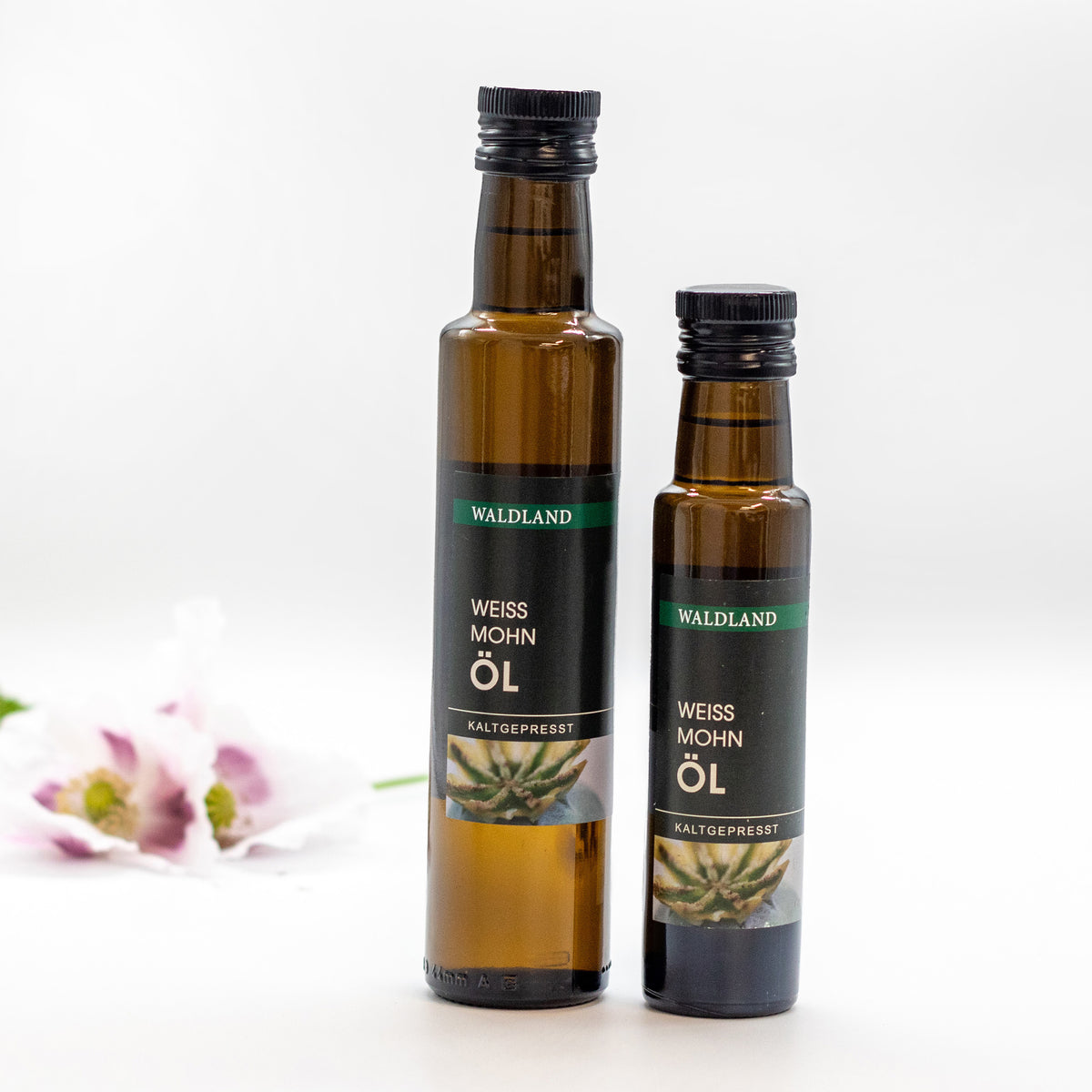 Dunkle Glasflasche befüllt mit Weißmohn Öl. Auf der Flasche befindet sich ein Produktetikett.