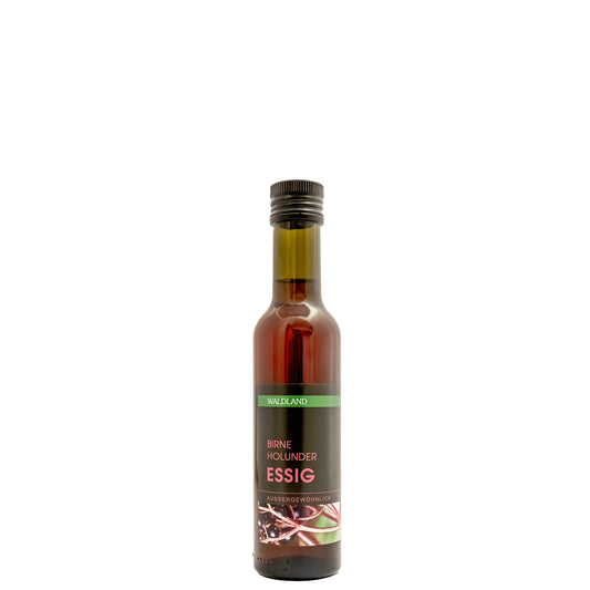Dunkle Glasflasche befuellt mit Birne-Holunder Essig. Auf der Flasche befindet sich ein Produktetikett.