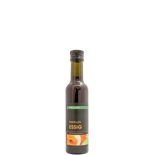 Dunkle Glasflasche befuellt mit Marillenessig. Auf der Flasche befindet sich ein Produktetikett.