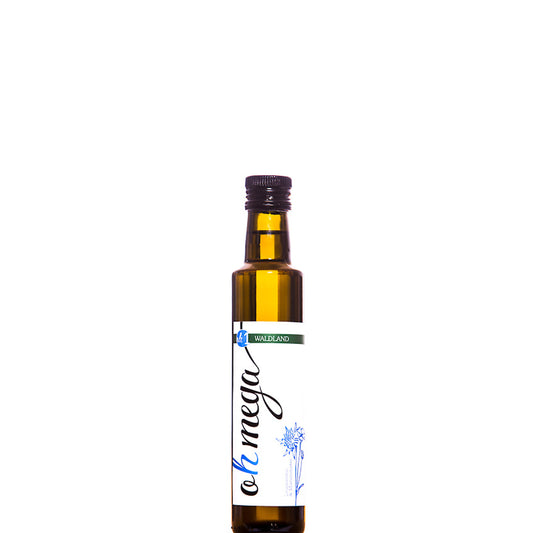 Dunkle Glasflasche befuellt mit kaltgepresstem Ohmega Oel. Die Oelmischung besteht aus Mariendistel Oel und Leinsamen Oel. Auf der Flasche befindet sich ein Produktetikett.